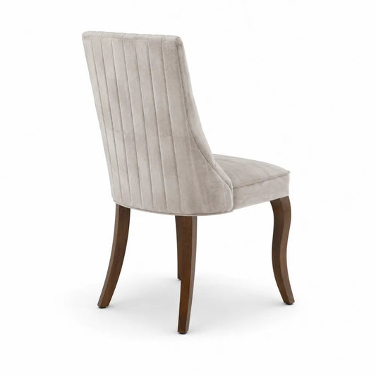 Chaise en velours beige avec pieds en bois